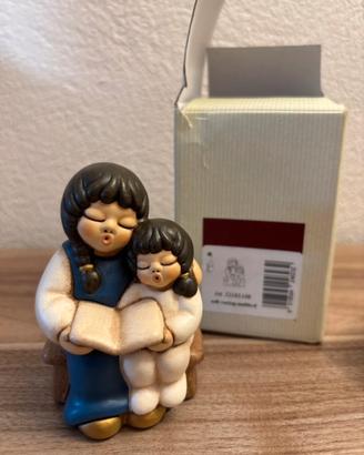 Coppia di bimbi che leggono blu presepe thun