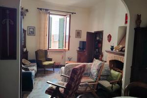 Elegante Appartamento Ristrutturato in Centro a Si