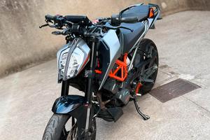 Ktm duke 125 13826 km anno 2022