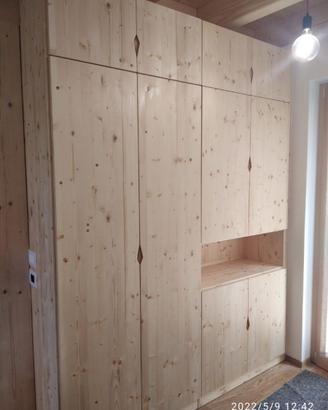 2 armadi in abete con ripiani e porta abiti oliato