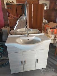 Mobile bagno completo di lavandino e specchiera