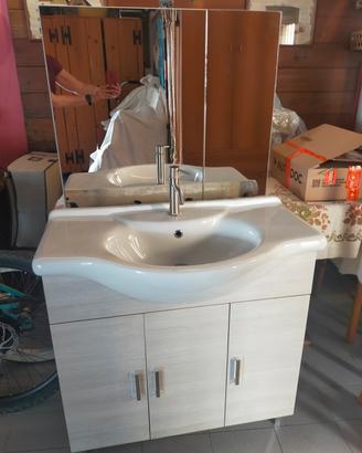 Mobile bagno completo di lavandino e specchiera