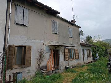 CASA ACCOSTATA IMMERSA NELLA NATURA, DA RISTRUT...