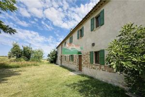 Rustico / Casale di 725 m² con più di 5 locali a R
