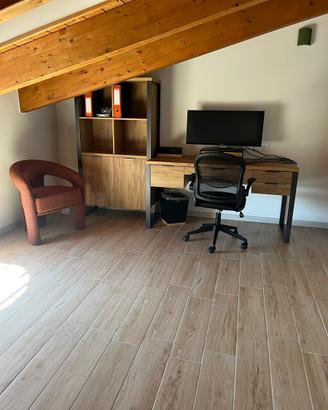 Scrivania e libreria