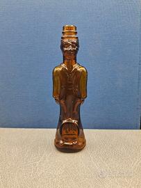 Bottiglietta in vetro marrone a forma di soldato