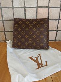Pochette elegante con logo