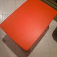 tavolino plastica Ikea e comodino