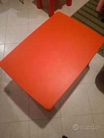tavolino plastica Ikea e comodino