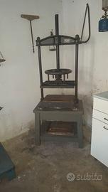 antica pressa a mano legatoria in ghisa