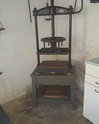 antica pressa a mano legatoria in ghisa