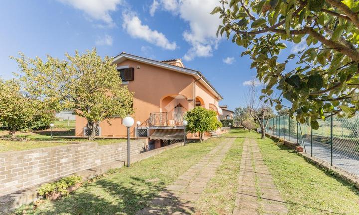 VILLA SINGOLA A BRACCIANO