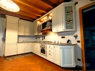 cucina ad angolo in legno smaltato bianco 