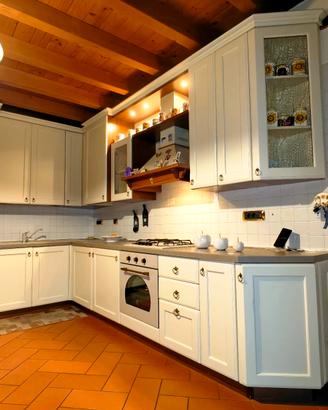 cucina ad angolo in legno smaltato bianco 