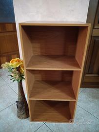 Mobiletto libreria a 3 ripiani colore marrone.
