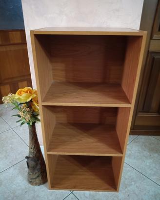 Mobiletto libreria a 3 ripiani colore marrone.