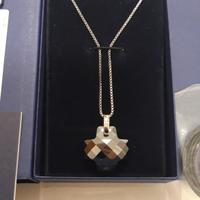 Collana con pendente in cristallo nero a croce