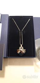 Collana con pendente in cristallo nero a croce