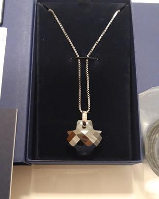 Collana con pendente in cristallo nero a croce
