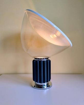 Lampada ispirata alla Taccia Small di Flos