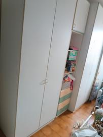 Armadio a due ante, doppio guardaroba. 