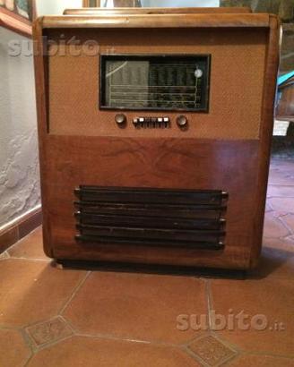 Mobile radio con giradischi d'epoca