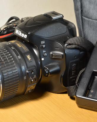 Fotocamera Nikon D5100 con Nikon 18-55 VR
