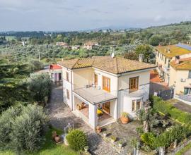 Villa elegante con giardino curato