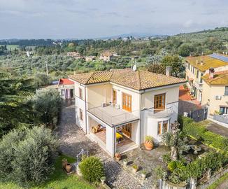 Villa elegante con giardino curato