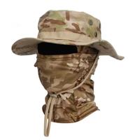 Passamontagna con cappello mimetico.
