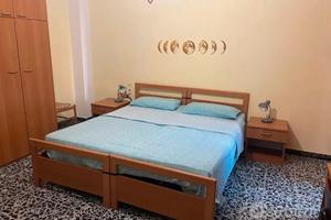 Camera con balcone in ampio appartamento