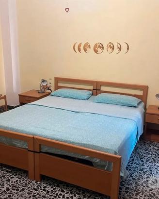Camera con balcone in ampio appartamento