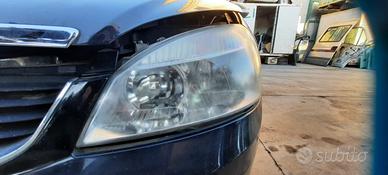 TATA INDIGO STATION WAGON 2009 - FARO ANTERIORE SI