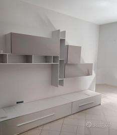 parete tavolinetto e ingresso con specchio 