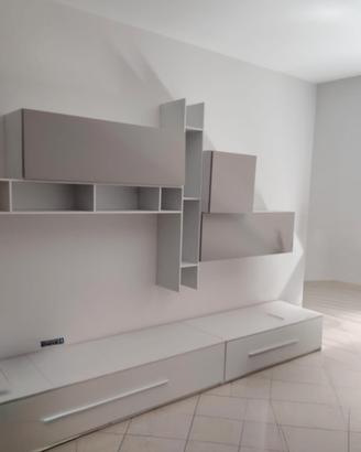 parete tavolinetto e ingresso con specchio 