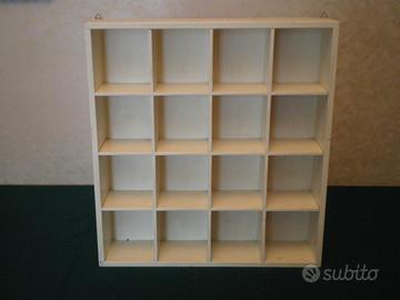 Bacheca in legno bianca a 16 scomparti