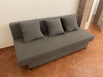 Divano letto matrimoniale con cuscini