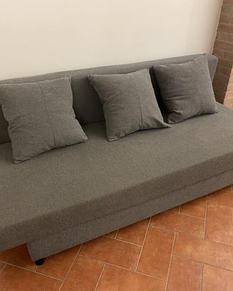 Divano letto matrimoniale con cuscini