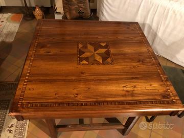 Elegante Tavolo Quadrato in Legno Intarsiato
