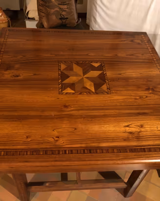 Elegante Tavolo Quadrato in Legno Intarsiato