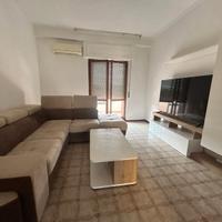 Divano con tavolino + parete attrezzata e tv