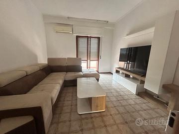 Divano con tavolino + parete attrezzata e tv