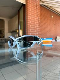 Occhiali da sole argento opaco futuristi