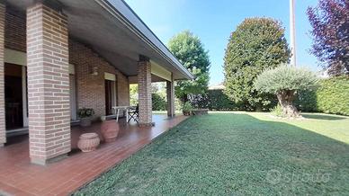 Villa di 252 m² con più di 5 locali e box auto dop