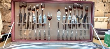 Posate e vassoio per pesce