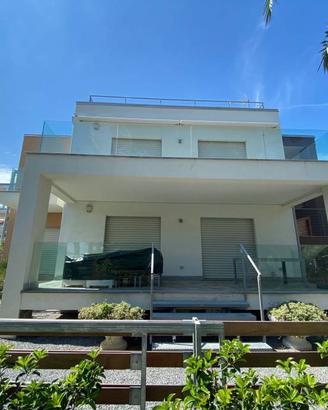Villa di 200 m² con più di 5 locali a Diano Marina