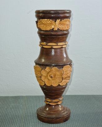Vaso in legno intagliato a mano