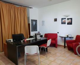 Locale commerciale in villaggio polifunzionale (su