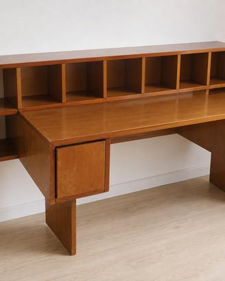 Scrivania vintage in legno con libreria
