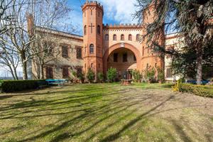 Palazzo / Stabile di 3200 m² con più di 5 locali a